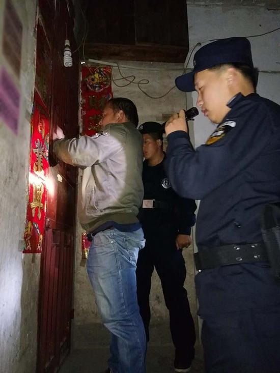 鸡西粗心妈妈误将幼女锁家中 民警全城寻开锁师傅开门