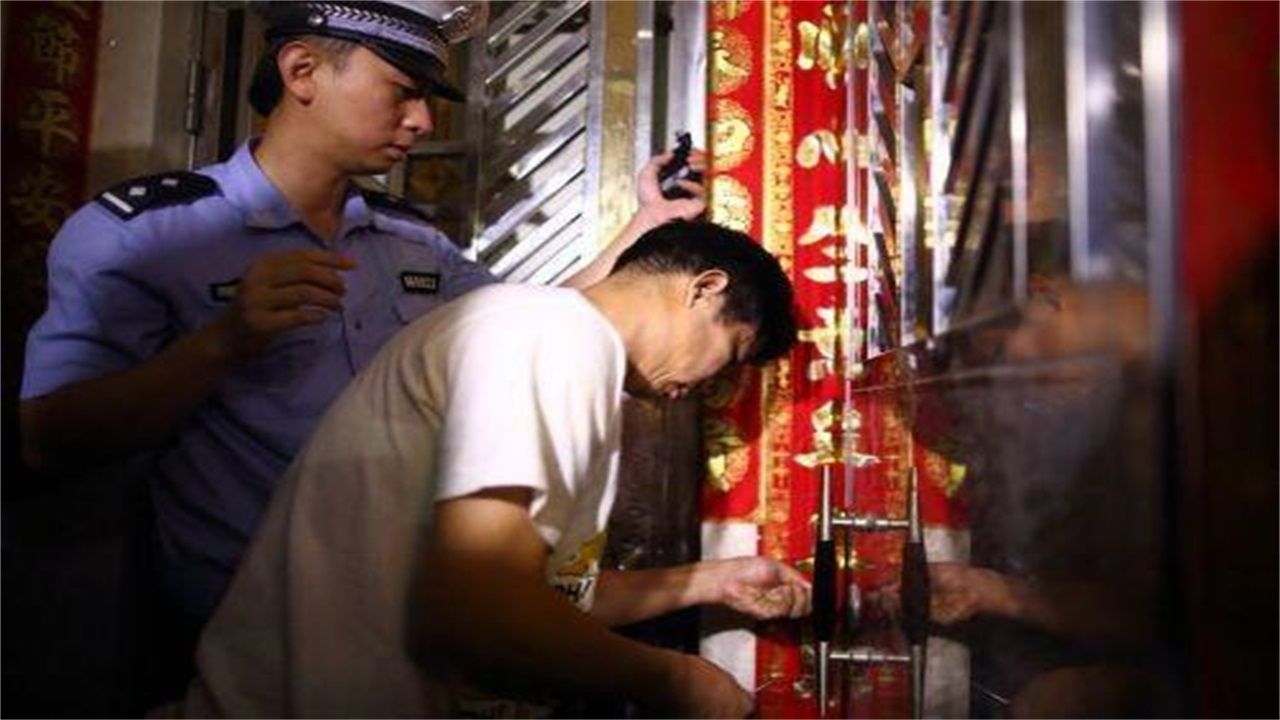 鸡西请开锁师傅开了锁后，师傅为什么一般都不进门，就算主人请也不进去？